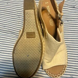 Tom’s wedge sling back